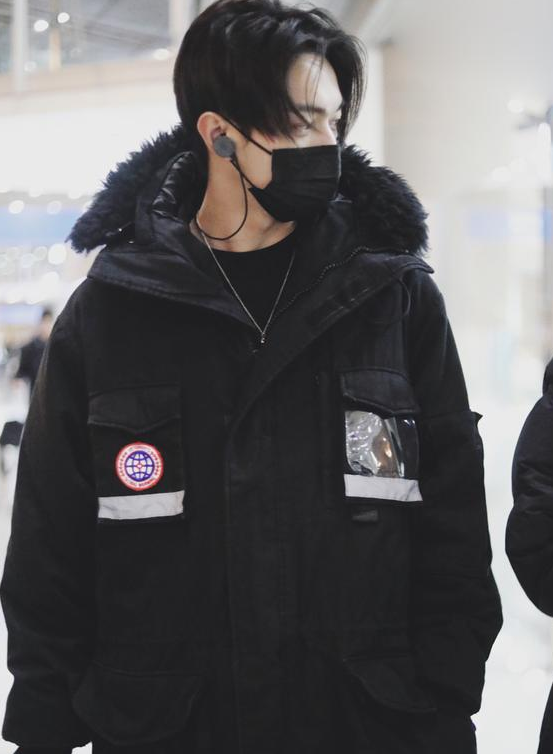 许凯私服太"骚气",粉色棒球服男友力max,隔着屏幕都感到帅气