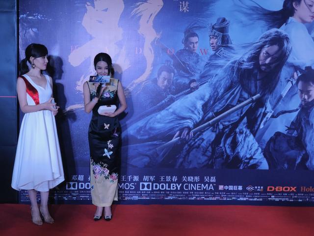 yy正能量主播代表凯西亮相《影》首映礼,中国风礼服惊艳全场