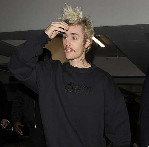 组图:贾斯汀-比伯一头乱发搞怪比耶 表情可爱少年感十足