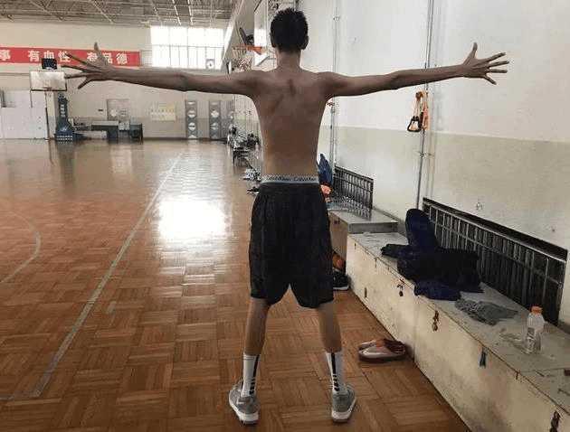 李楠儿子17岁2米10,堪称"高配版"周琦,有望成为易建联接班人