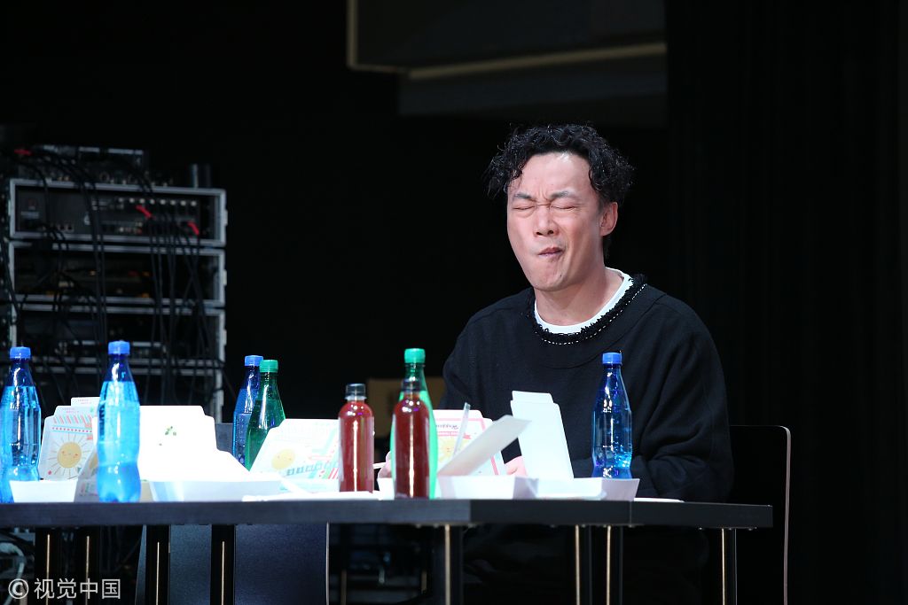 陈奕迅顶泡面头表情搞怪.  图片来源:twhz/视觉中国