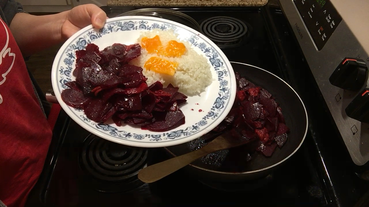培根炒甜菜根,不加油不加盐只需要一点黑胡椒,简单得不能再简单