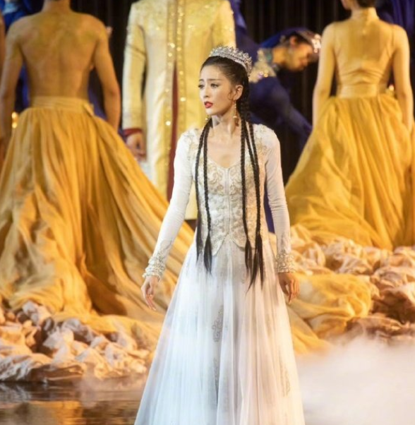 佟丽娅儿子正脸罕见曝光,小脸肉肉,完全复制粘贴陈思诚