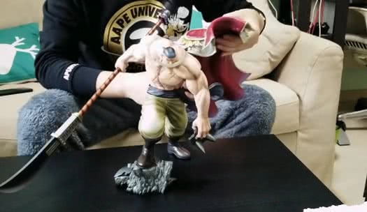 大佬晒白胡子手办,看见披风的细节,网友:多少钱都买!