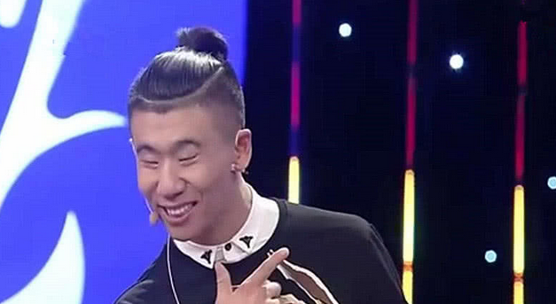 小眼哥迅速走红,称6岁就割了双眼皮,网友笑称:这手术严重失败