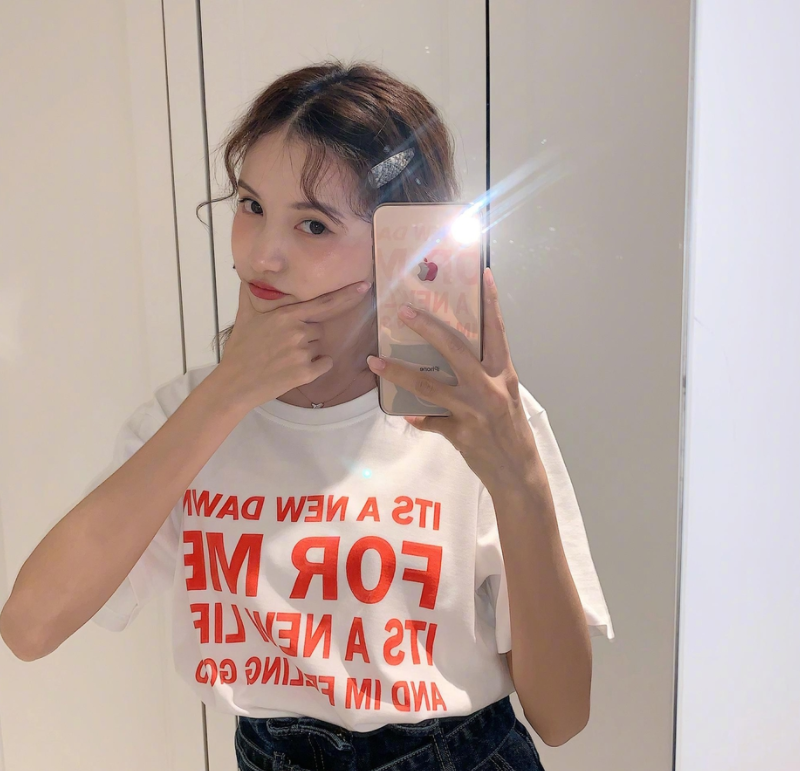 今日,网红林小宅晒出自己的卖萌六连拍,扎着双马尾的她清纯可爱少女感