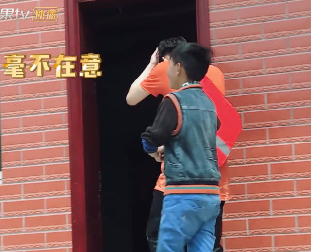 《变形计》迎来加拿大最帅校草,当看他撩衣秀腹肌时,镜头拍下了