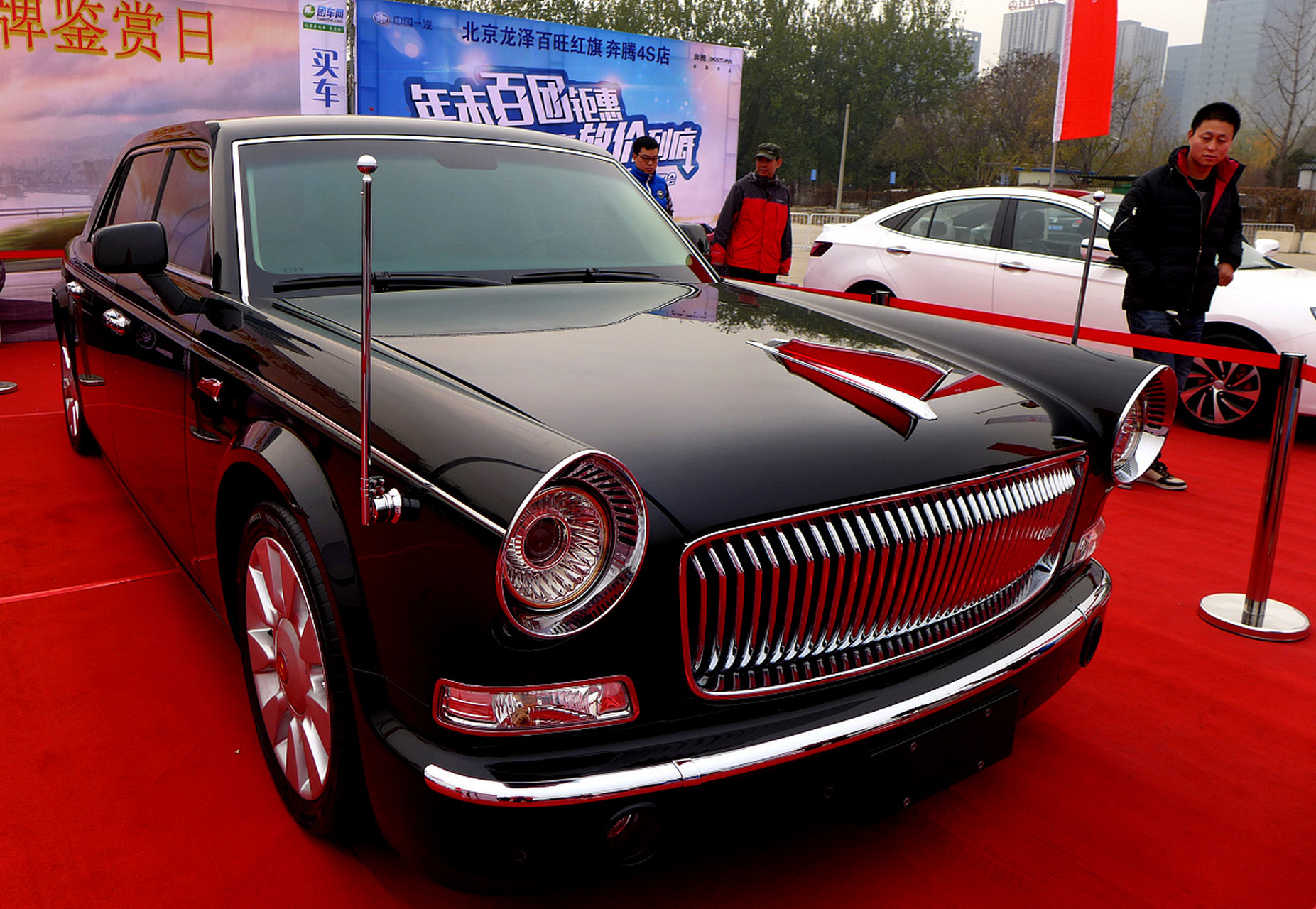 新款红旗l5亮相上海车展,裸车价700万左右,如果你想购买它,同样需要