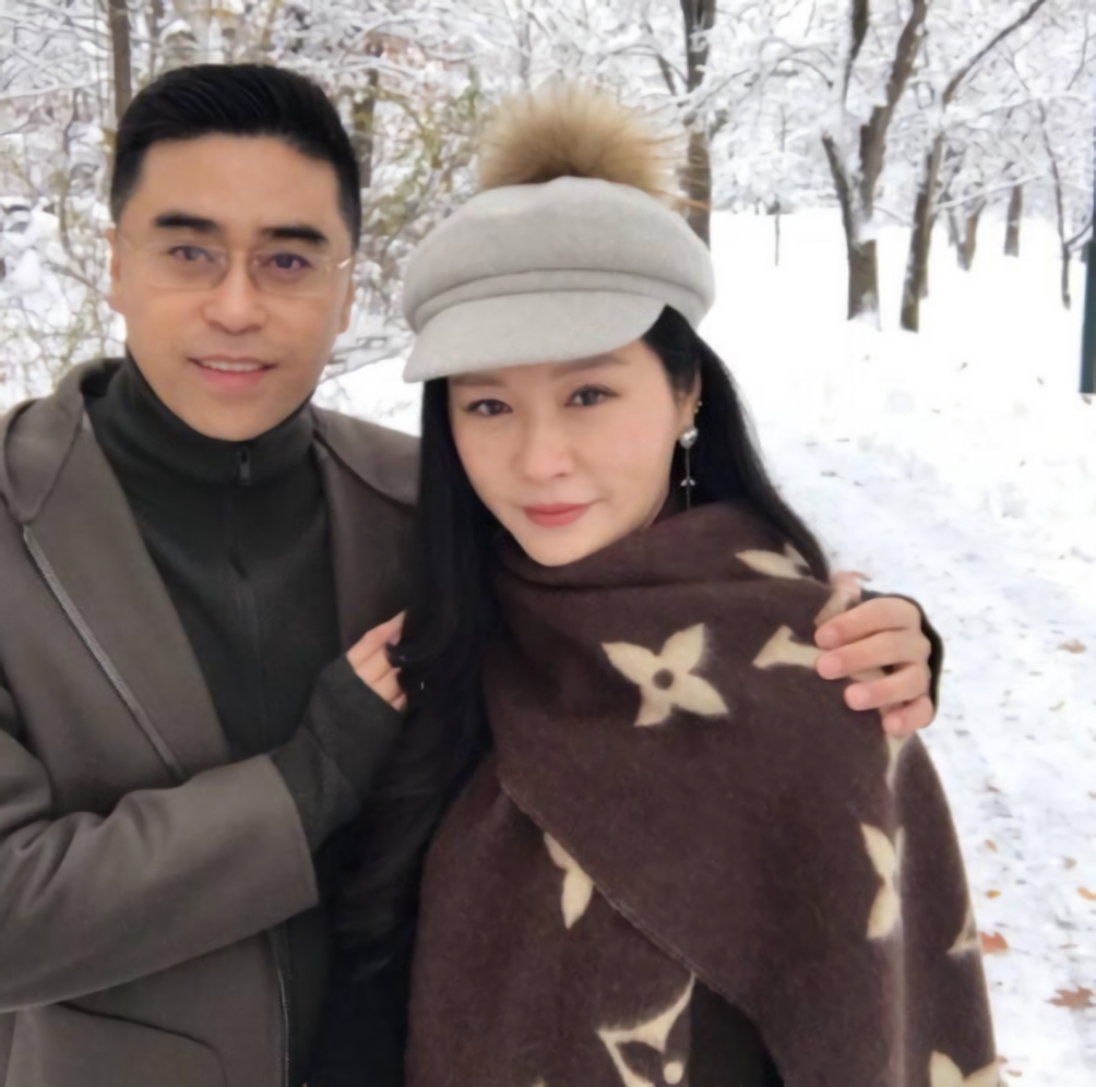 图中是陈冰父母的合影,原本以为50多岁的妈妈这么年轻已经很逆天了,但