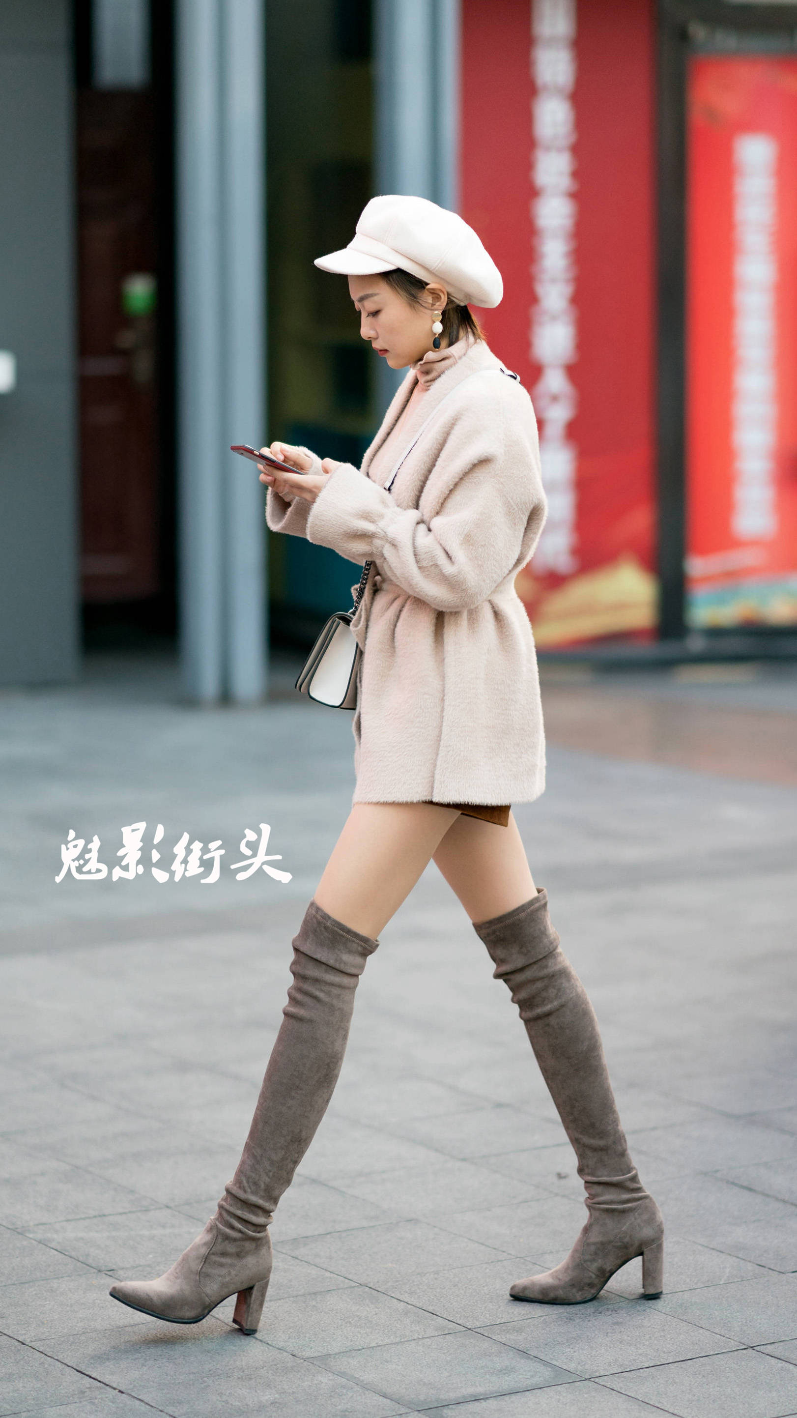 长筒靴子搭短裤露白皙大腿,充满时尚感的穿搭不仅显腿长还减龄