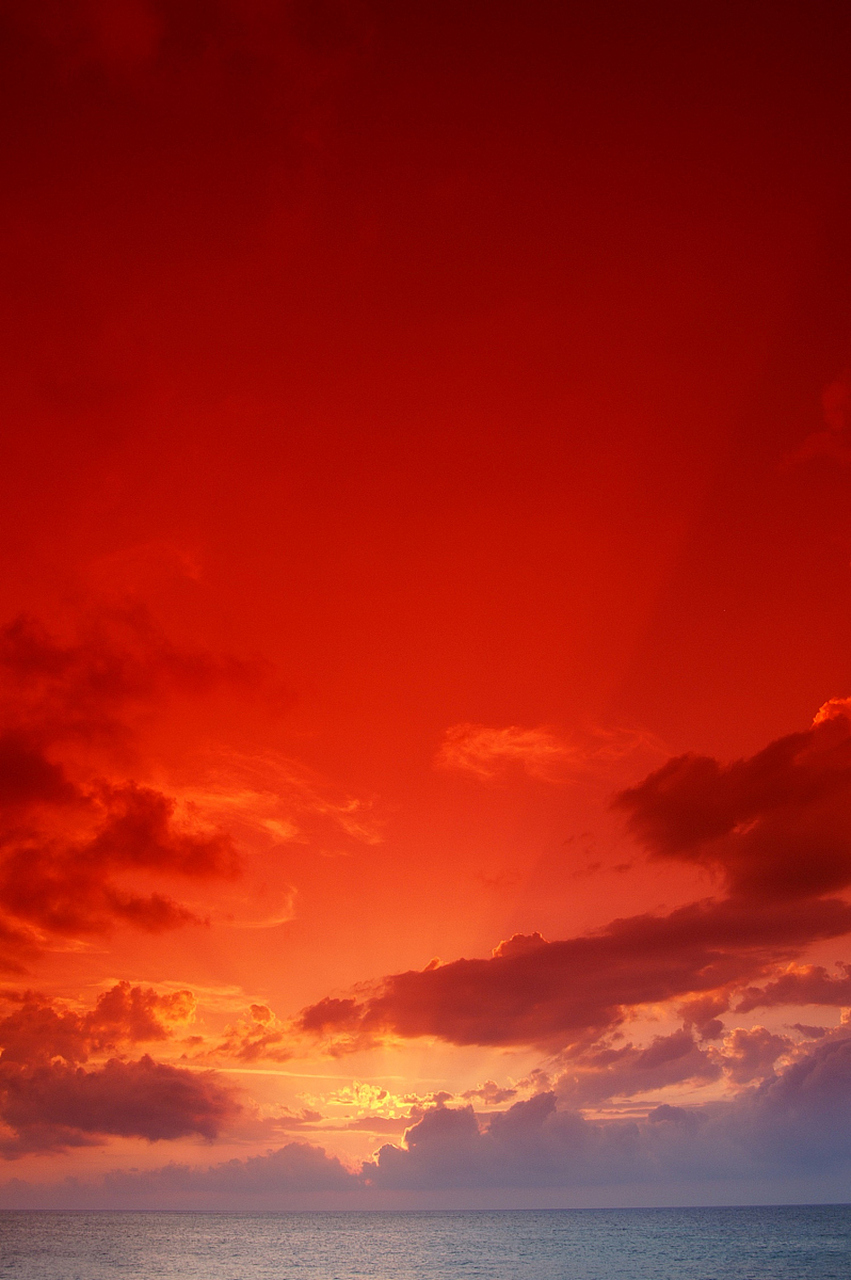 昨天舟山码头那边出现了超级罕见的红色天空!