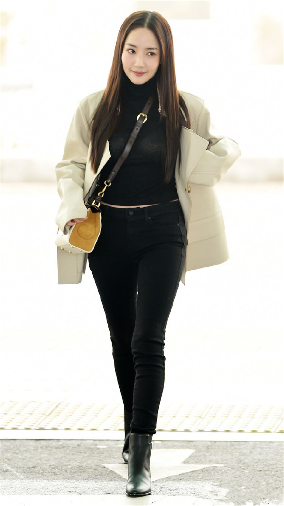 朴敏英机场私服街拍,笑容甜甜的欧尼,典雅气质,可甜可盐