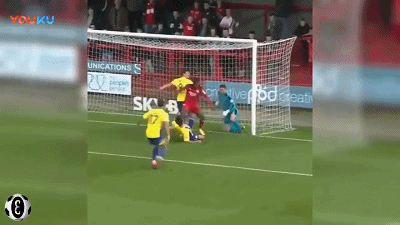 搞笑gif段子:足球比赛场上那点糗事,忍不住就笑吧