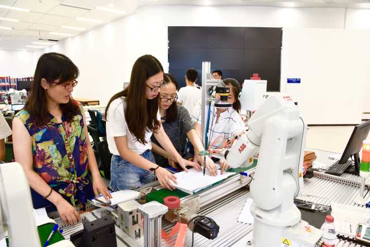 央视世界杯解说曾侃,是毕业于浙大城院的杭州小伙