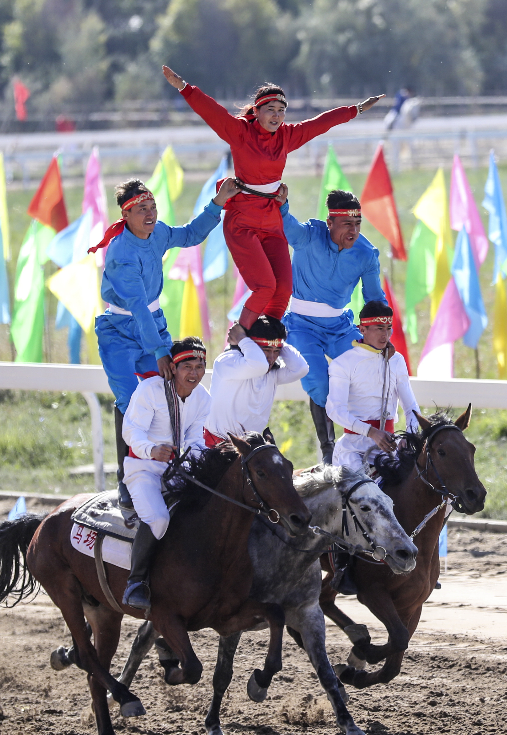 新疆举办少数民族传统体育运动会(4)