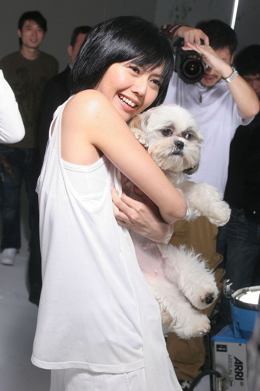 孙燕姿,女,1978年出生于新加坡,新加坡流行乐女歌手等,以《天黑黑》一