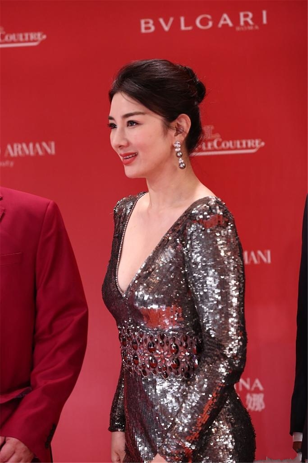 黄奕真有42岁?穿深v亮片裙美艳动人,生图状态下依旧颜值爆表!