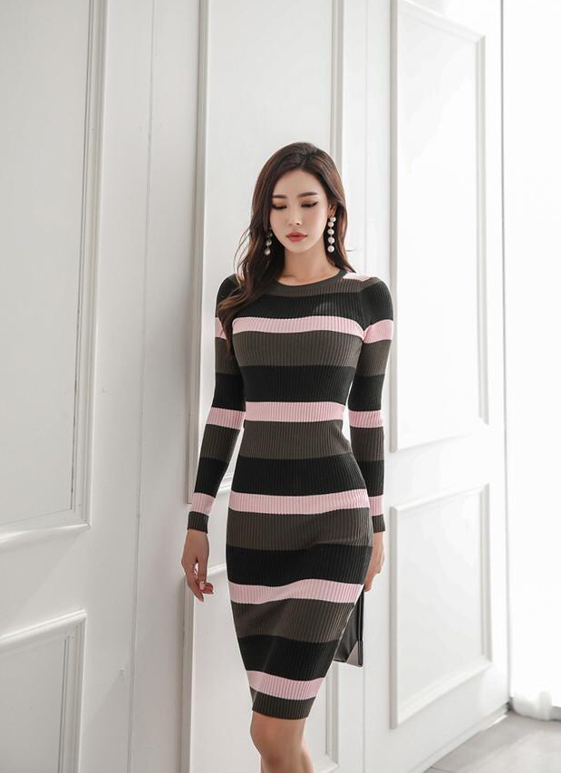 林多贤穿着修身针织毛衣裙,上身效果很棒,彰显非凡的穿衣品味