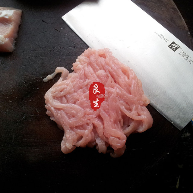 秘制钱江肉丝,色泽红亮,香味扑鼻,味道醇厚,甜而不腻