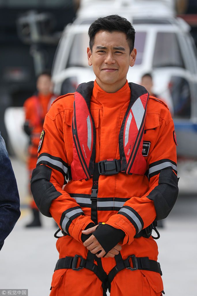 升级版《红海行动》!彭于晏救援服长腿吸睛 辛芷蕾变英气小花