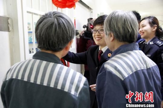 山东女服刑人员高墙内享元宵佳节