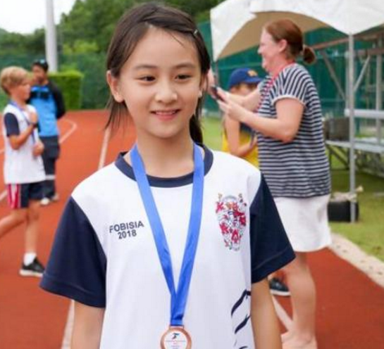 12岁的多多和10岁的森碟近照曝光:一个清纯可爱,一个太过成熟