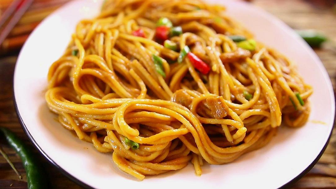 镇江锅盖面用的面条是"跳面",这种面条有毛孔,卤汁易入味,吃在嘴里耐