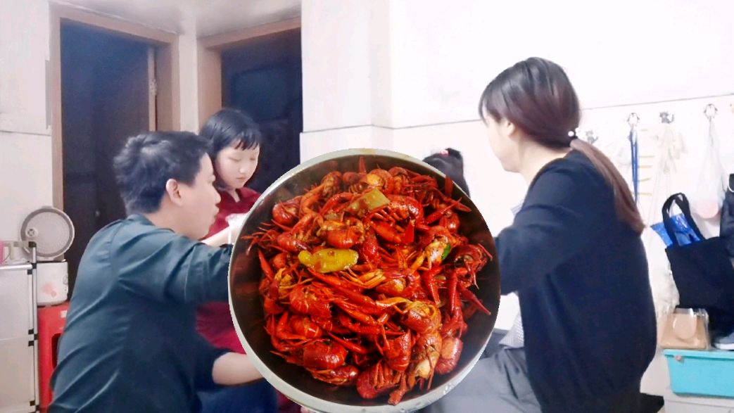 媳妇和女儿想吃小龙虾,小伙100块钱买4斤,这下一家人有口福了