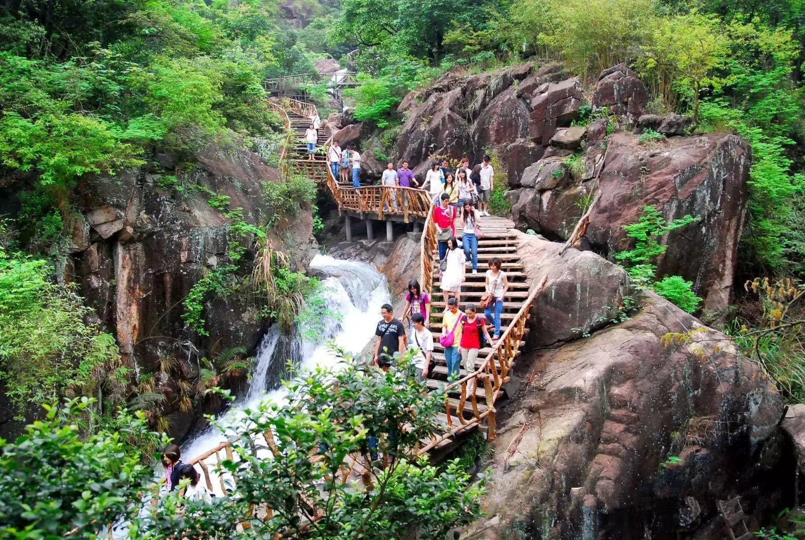 白水寨位于广州增城区,景区内的白水仙瀑布堪称为中国第一飞瀑