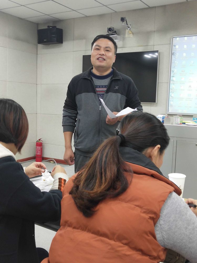董琰老师用简笔画点缀课堂,利用实物教学,多媒体课件制作精美,这些