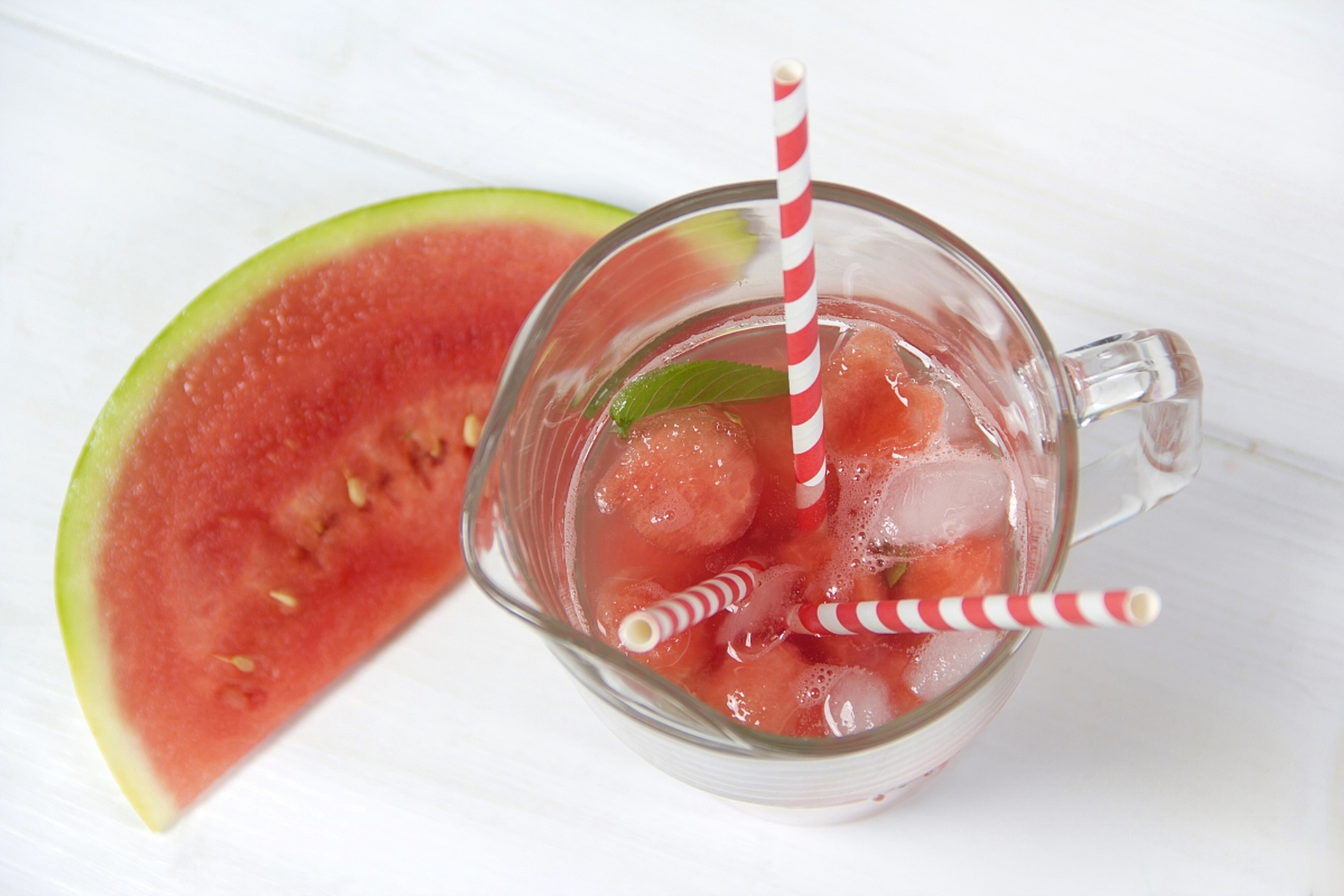 西瓜罐头制作方法:1. 腌制:将西瓜切块,加入盐水或糖浆中腌制.2.