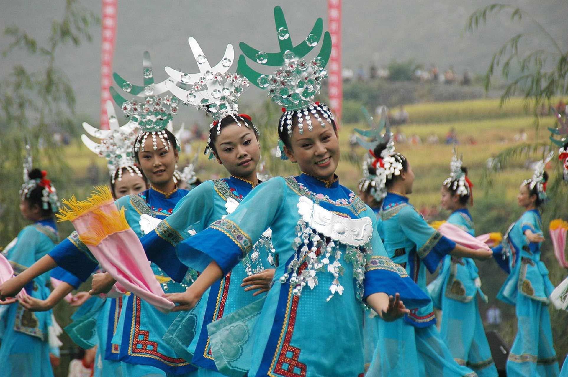 刘三姐,这位壮族民间传说中的传奇人物,她的故事与歌谣在南宋王象之的