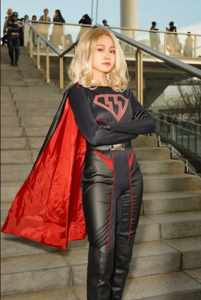女超人cos,网友:当超人还能穿恨天高吗?需要时能拿来当武器?