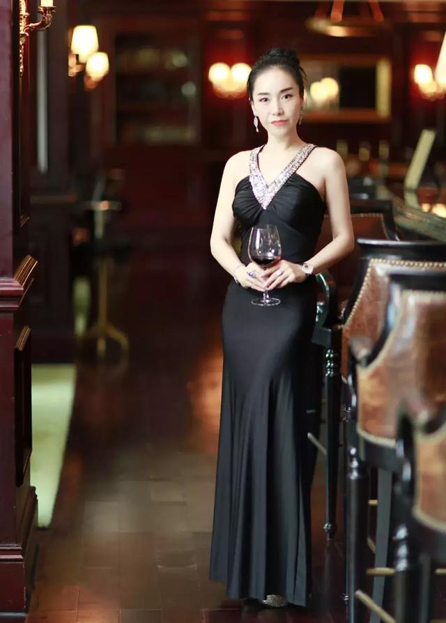 揭秘!她是上市公司总裁,人称"最美房姐",其父曾是中国首富