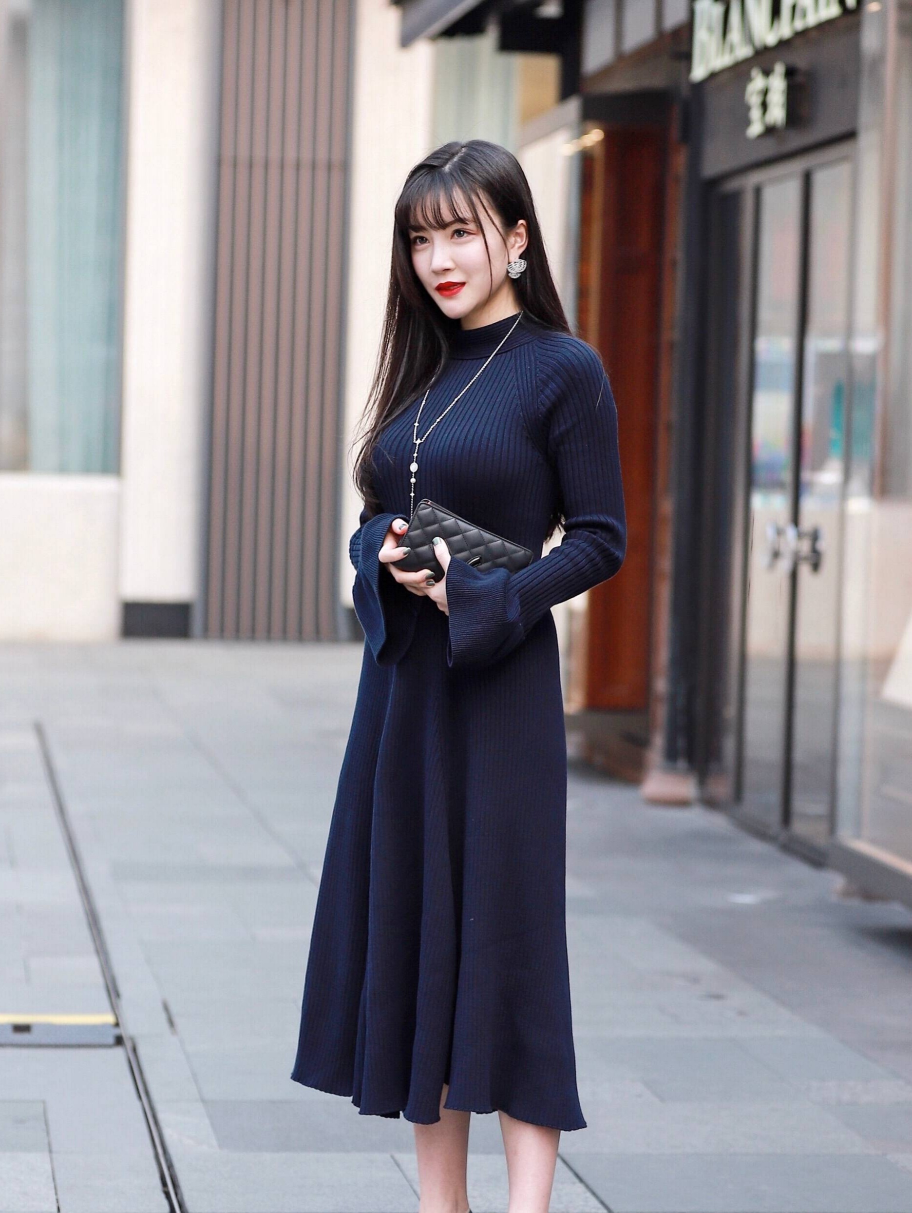 时尚资讯:妍姿俏丽的女子,穿搭优雅得体,美丽大方