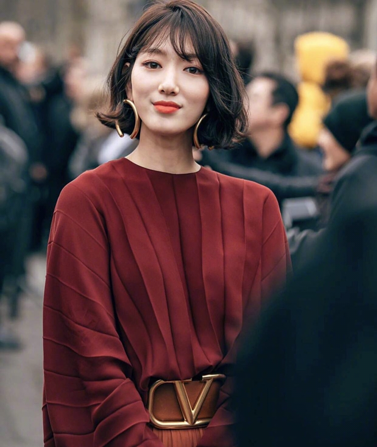 朴信惠现身巴黎身穿枣红色上衣,新发型美出新高度,真看不出年纪