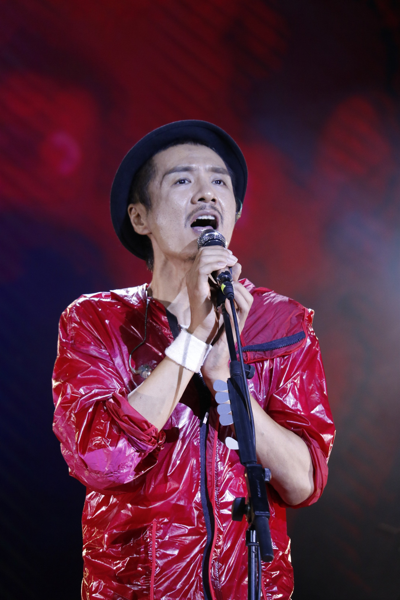 第三首《在希望的田野上》,是朴树作词,作曲,并演唱的歌曲,收录于专辑