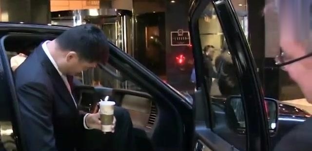 2米26的姚明定制房车当座驾,内饰如皇宫,奔驰宝马都为之汗颜