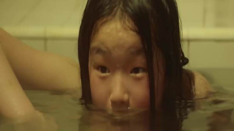 13岁女孩一起洗澡，玩出新高度,影视,影视周边,好看视频 