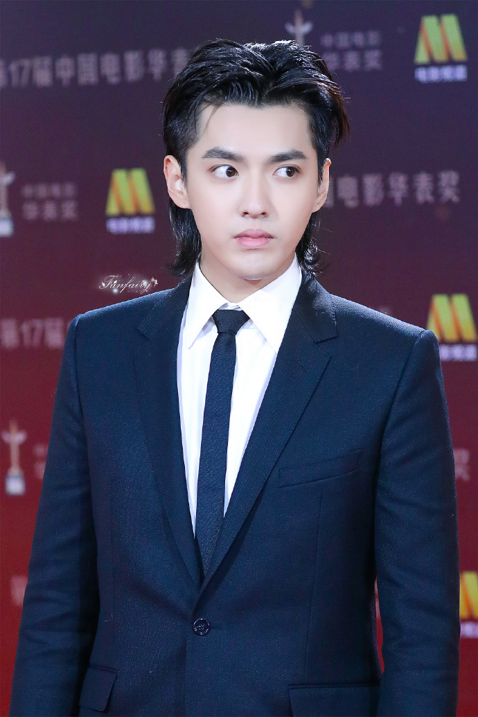 吴亦凡穿黑色西装亮相第17届电影华表奖红毯,皮肤白皙帅气十足