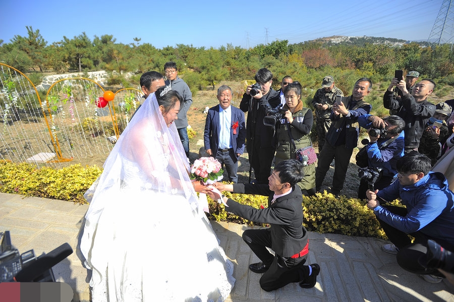 新郎新娘在墓地办婚礼,背后的寓意让人感动不已