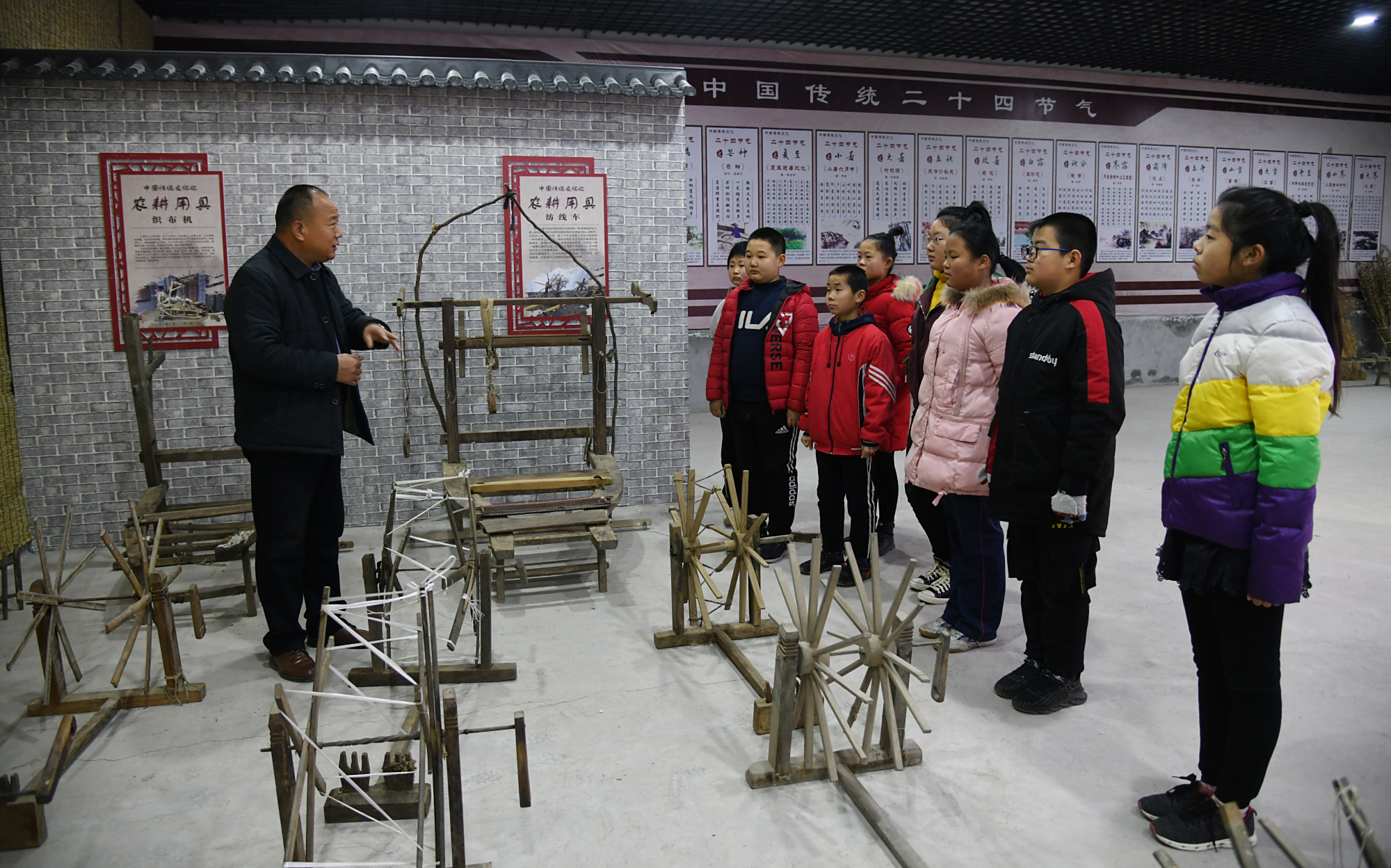 山西闻喜县下丁村组织学生参观农耕文化展览馆了解农耕文化