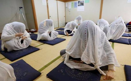 日本人发明新减压方式,白布裹身体,模拟在子宫内的感觉