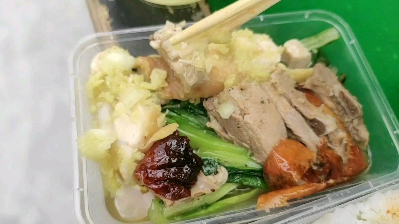 出差到惠州,午饭打包在路边吃,白切鸡拼烧鸭放很多姜汁和辣椒酱