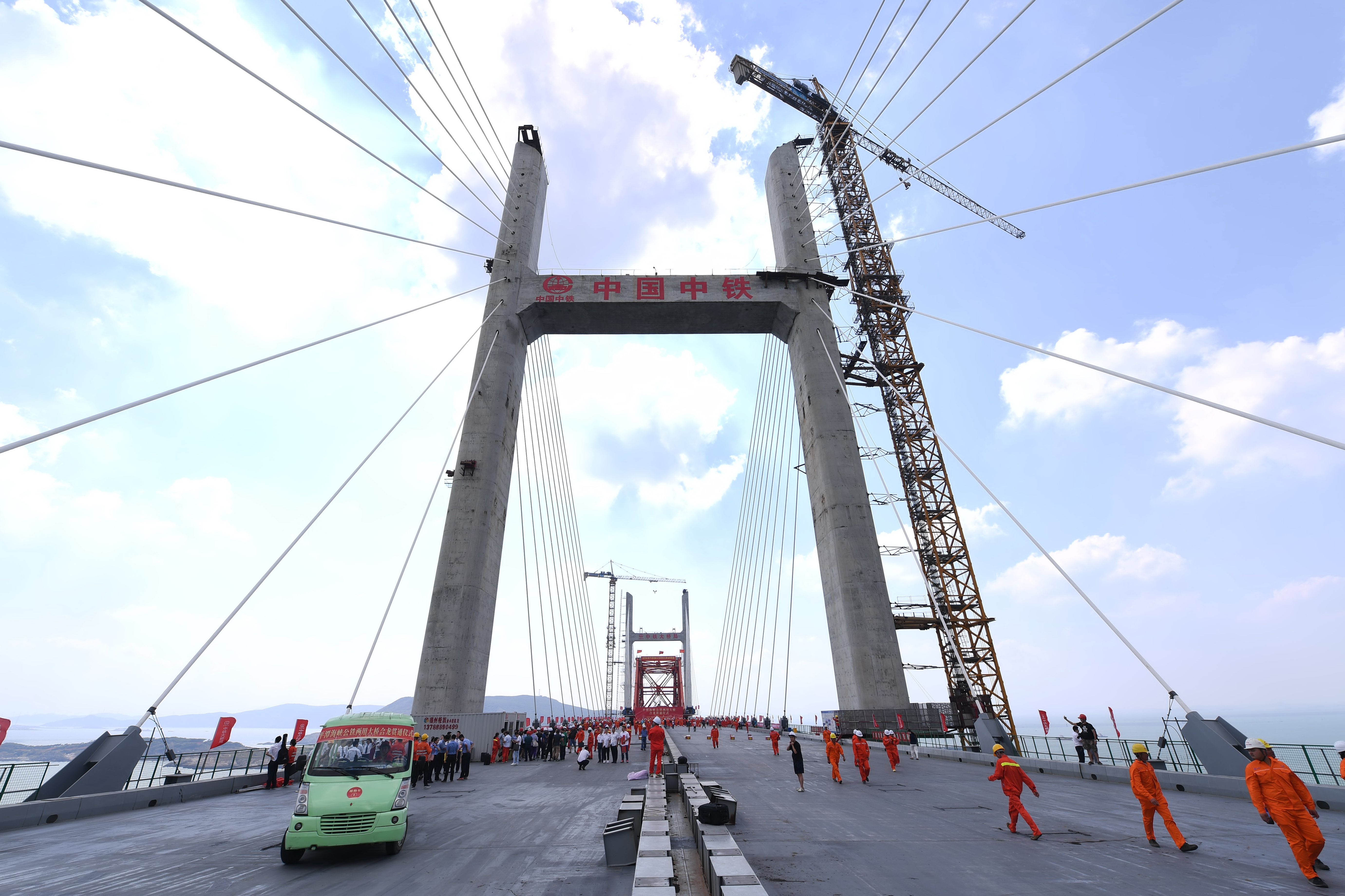 平潭海峡公铁大桥在福建贯通(3)