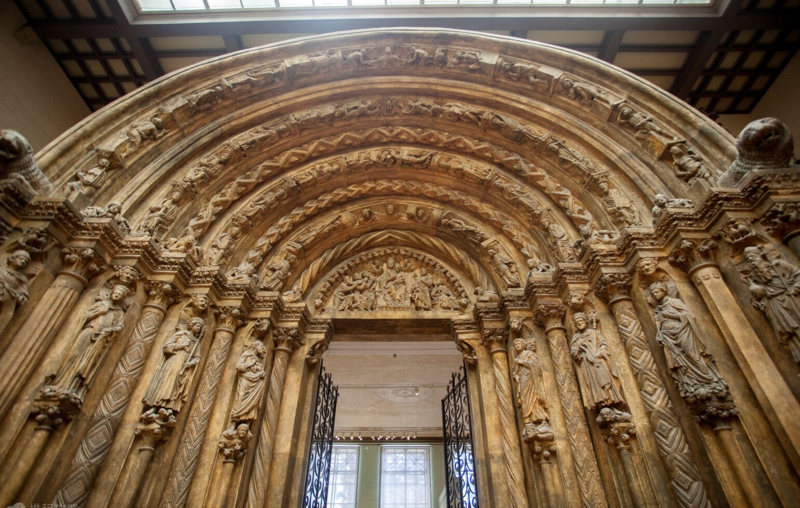 其中精品艺术馆里有梵高,莫奈等知名作品的仿品.