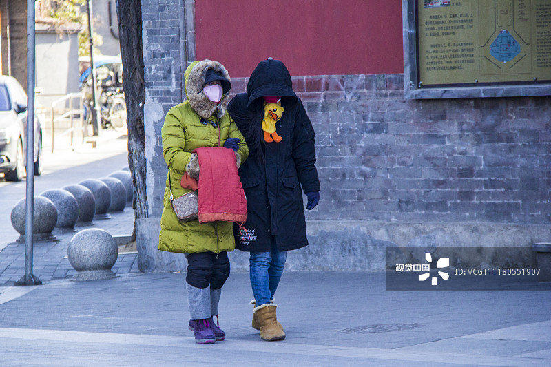 北京"大雪"虽无雪 路人冷"刺骨"穿厚衣