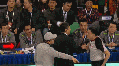 争议判罚让郭士强大闹五棵松 哈德森肘击恐被追加禁赛!
