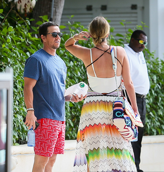 马克·沃尔伯格和妻子海滩度假,穿"红"沙滩裤秀健壮