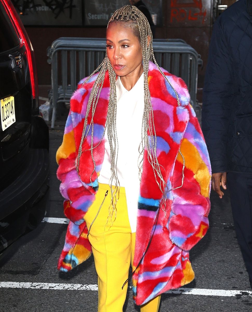 贾达·萍克特·史密斯街拍:拼色皮草大衣吸烟裤 小白鞋脏辫奢华贵妇